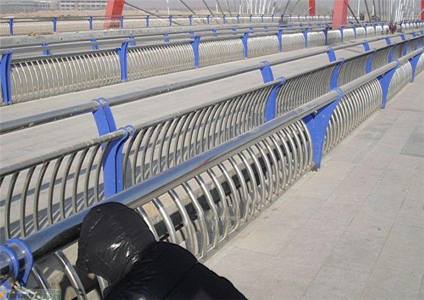 宜昌不锈钢复合管护栏一种安全而耐用的防护解决方案
